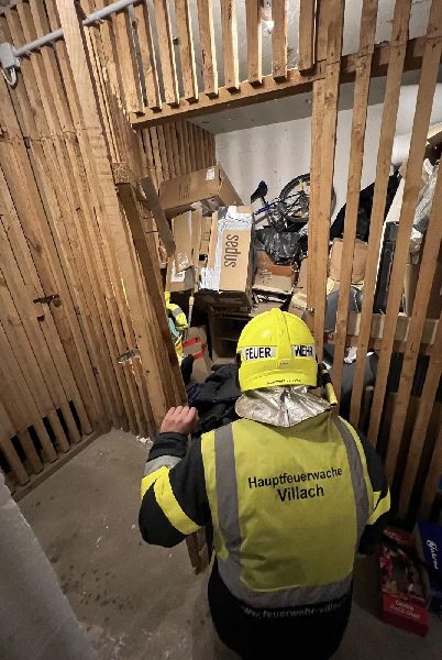 Person unter Regale eingeklemmt (Bild 1)